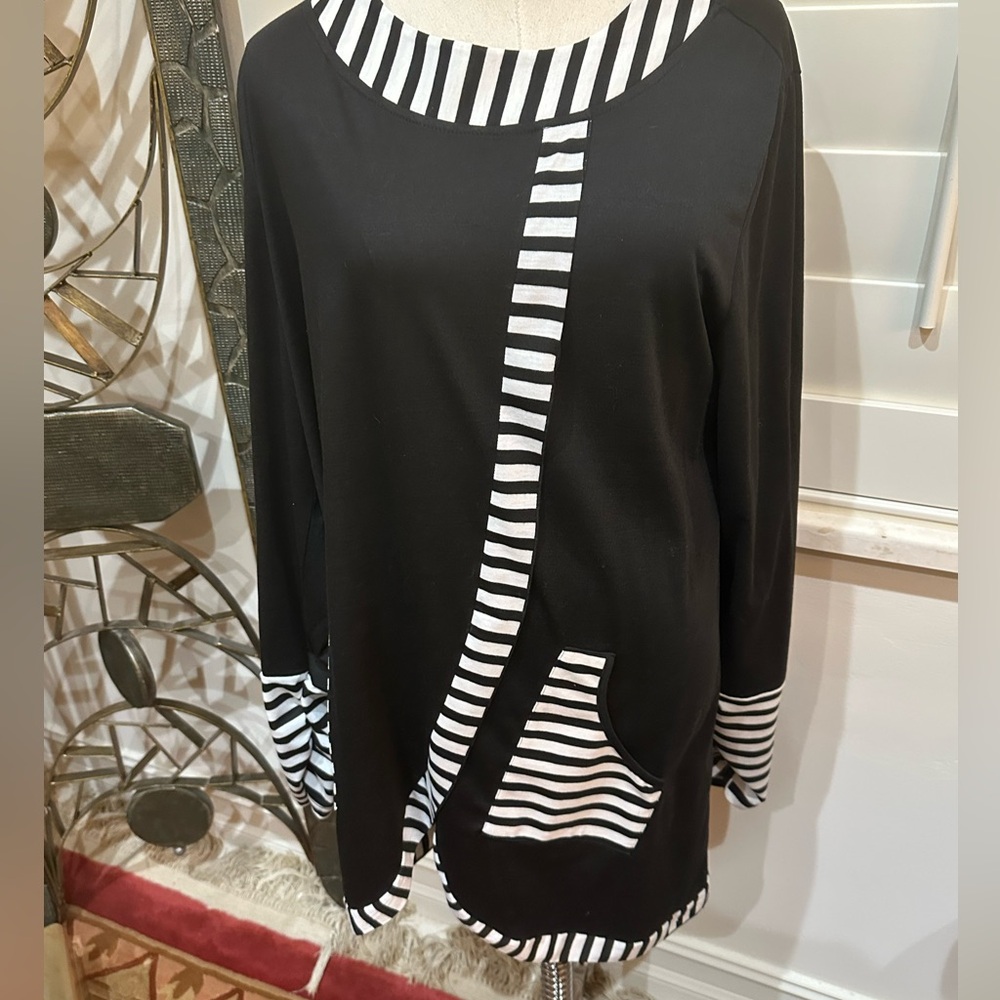 Unbranded black and white tunic top. NWOT. Size XL